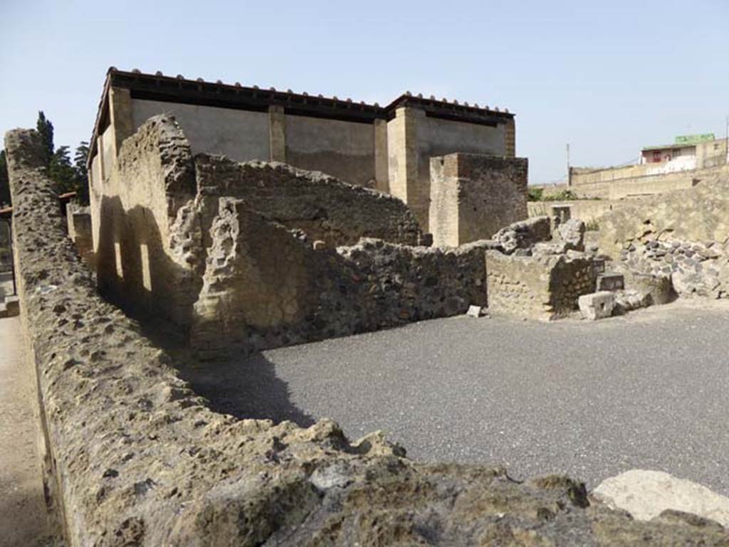 III.19/18/1 Herculaneum, October 2014. South side of room 32, with corridor leading to vestibule and atrium, on left. Photo courtesy of Michael Binns.